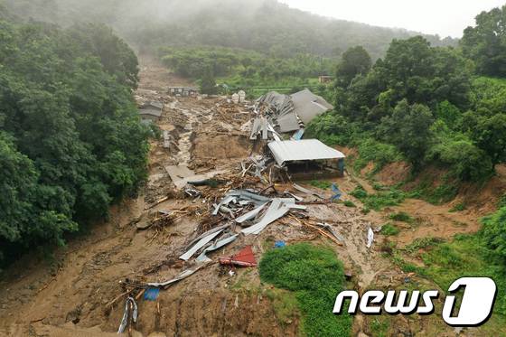 7일 하루동안 발생한 건수가 총 발생건수의 절반을 넘을 정도로 산사태가 속출했다.  사진은 2일 오전 경기 안성시 일죽면 화봉리에서 폭우로 산사태가 발생해 양계장이 무너져있는 모습. © 뉴스1 조태형 기자© 뉴스1