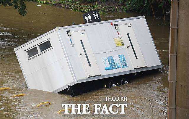 6일 오전 서울 반포대교 인근 한강 공원 이동식 화장식이 불어난 한강 수위에 떠다니고 있다. /이새롬 기자