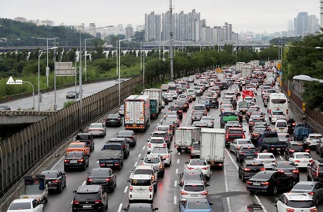 한강 수위 상승으로 강변북로 일부 구간이 통제되자 6일 오전 동작대교 북단 근처의 일산방향 강변북로가 극심한 정체를 빚고 있다. 최정동 기자