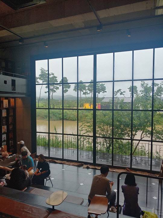 강릉 테라로사 경포호수점. 강릉은 인구 1만명당 커피 가게 수가 가장 많을 정도로 커피에 대한 애정이 깊은 도시다. /사진=고병기기자