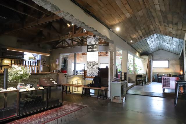 1970년대에 지어진 탁주 공장을 개조해 선보인 ‘버드나무브루어리’ 양조장. 버드나무브루어리는 강릉 지역에서 나는 재료를 활용한 수제 맥주를 제조하는 등 지역의 개성을 담기 위해 노력하고 있다. /사진제공=워크룸033