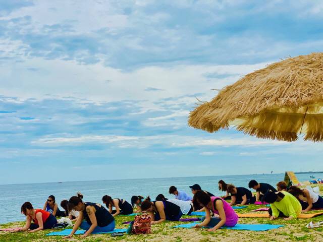 위크엔더스가 제공하는 요가 프로그램. 위크엔더스는 강릉의 자연을 활용해 ‘리트릿 오롯이, 나’라는 체험 프로그램을 제공하고 있다. /사진제공=위크엔더스