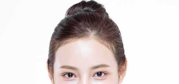 장마철에 머리를 잘 말리지 않고, 꽉 조여 묶거나 올림머리를 하면 탈모에 걸릴 수 있다./사진=클립아트코리아