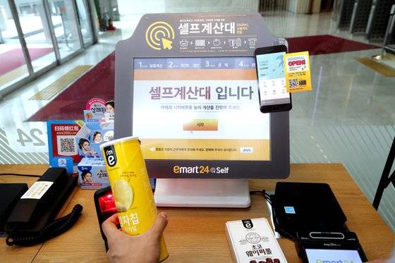 최저 임금 인상으로 인건비가 오르면서 유통업계는 '무인 결제' 도입에 속도를 내고 있다. 우상조 기자