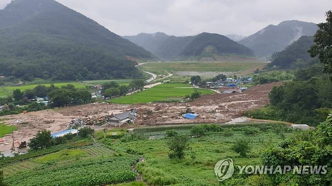 산사태로 사망자 발생한 곡성 마을 (곡성=연합뉴스) 장아름 기자 = 8일 오전 전남 곡성면 오산면 산사태 현장에서 추가 구조 작업이 재개되고 있다. 전날 토사가 산 아래 주택들을 덮쳐 현재까지 4명이 사망했고 1명이 추가로 매몰돼 있는 것으로 추정된다. 2020.8.8 areum@yna.co.kr