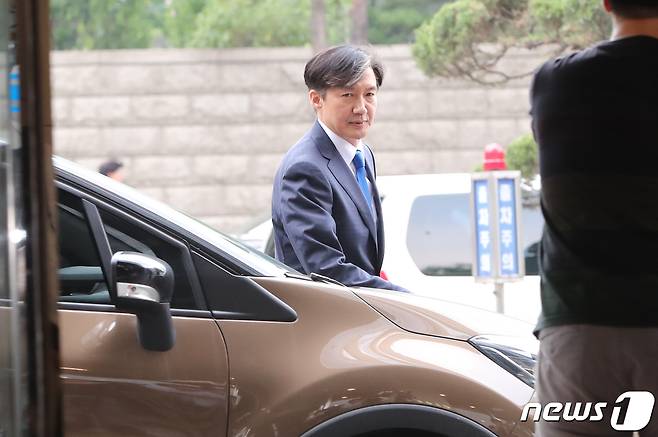 2019년 8월 9일 법무부 장관 후보자로 지명 된 조 후보자가 '장관 청문회 사무실'이 설치된 서울 종로구 적선현대빌딩에 첫 출근을 하고 있다. © News1