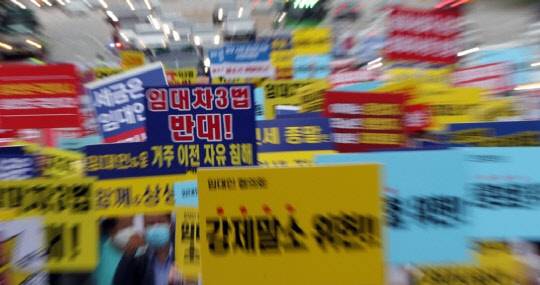정부의 부동산 규제 정책에 반대하는 시민들이 8일 서울 여의도에서 집회를 열고 임대차3법 등에 반대하는 구호를 외치고 있다.<연합뉴스>