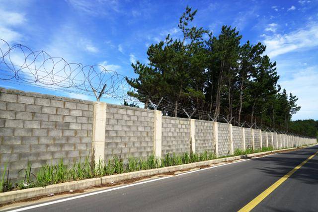 육군 2작전사령부가 경북 포항시 북구 송라면 화진리에 위치한 총 면적 11만4,870㎡의 훈련장에 외부인 출입을 막기 위해 철망과 벽돌로 담을 설치해 둔 모습. 김정혜기자 kjh@hankookilbo.com