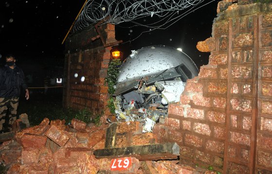 7일 오후 인도 남부 케랄라주 코지코드 공항에서 발생한 사고로 기장과 부기장 등 18명이 숨졌다. 사진은 방호벽과 부딪힌 사고기 앞부분의 모습. [신화통신=연합뉴스]