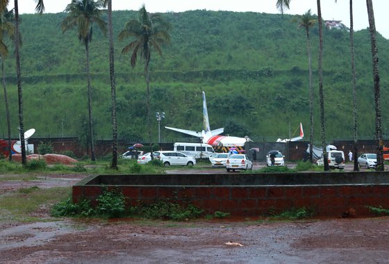 인도 남부 케랄라 지역 코지코드공항에서 발생한 에어인디아 항공기 사고 관련, 인도 당국이 사고 원인에 대한 조사를 벌이고 있다. [AFP=연합뉴스]