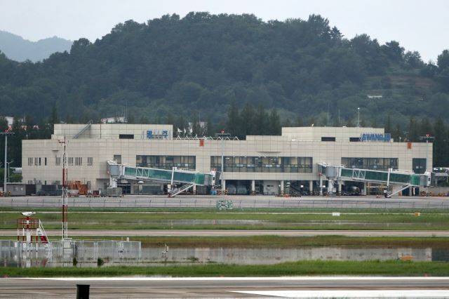 지난 8일 오후 광주공항 활주로 일부가 침수해 제주·서울·양양 등을 오가는 항공편 12편이 결항했다. 활주로 이착륙을 통제하는 공군 제1전투비행단은 야간에 침수된 활주로 이용이 위험하다고 판단해 항공사 등과 협의해 결항을 결정했다. 사진은 이날 광주공항의 모습.  연합뉴스