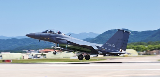 한국 공군 F-15K가 타우러스 장거리 공대지미사일을 탑재한 채 이륙하고 있다. 세계일보 자료사진