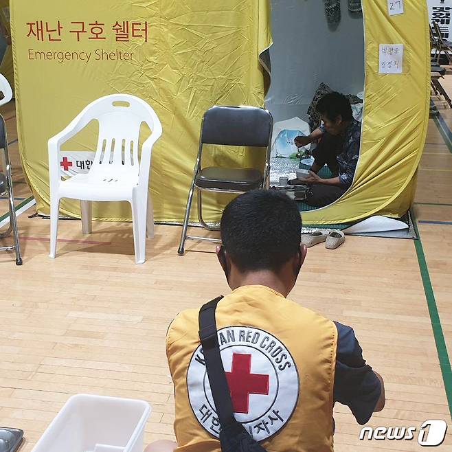 지난 5일 기록적인 폭우로 한탄강이 범람돼 인근 마을 주민들이 강원 철원군 오덕초등학교에 마련된 수해 이재민 임시 대피소로 대피했다. 이재민들이 재난 구호 쉘터에서 식사를 하고 있다. 2020.08.10/뉴스1 © News1