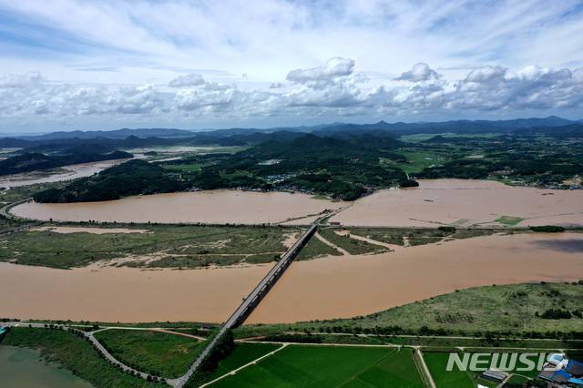 [나주=뉴시스]이창우 기자 = 영산강 죽산보 인근의 나주 다시면 복암·가흥·죽산들 볏논 532㏊(160만평)가 대홍수로 인한 제방 붕괴로 사흘째 물속에 잠겨 있다. 가운데 죽산교를 기준으로 왼쪽에 죽산보가 들어서 있다. (드론 촬영사진= 나주시 제공) 2020.08.10.   photo@newsis.com