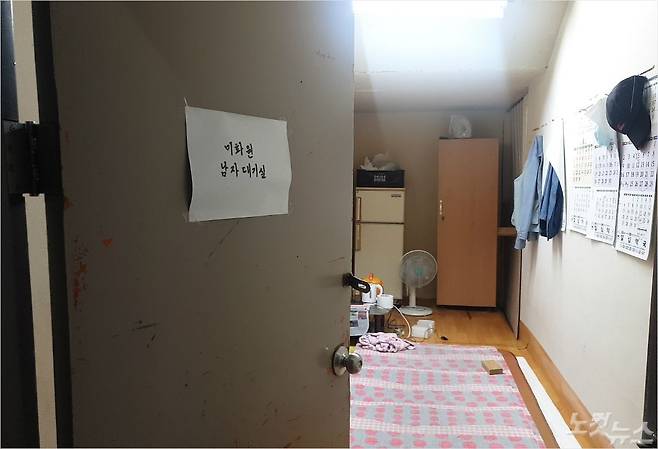 동국대 지하 2층에 있는 휴게실. 퀴퀴한 냄새가 나고 습도가 높지만, 환풍기는 설치돼 있지 않다. (사진=박하얀 기자)