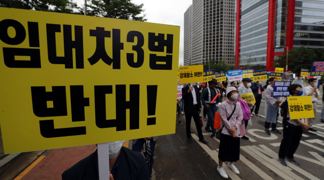 정부의 부동산 규제 정책에 반대하는 시민들이 지난 8일 서울 여의도에서 열린 집회에서 임대차 3법 등에 반대하며 시위하고 있다. /연합뉴스