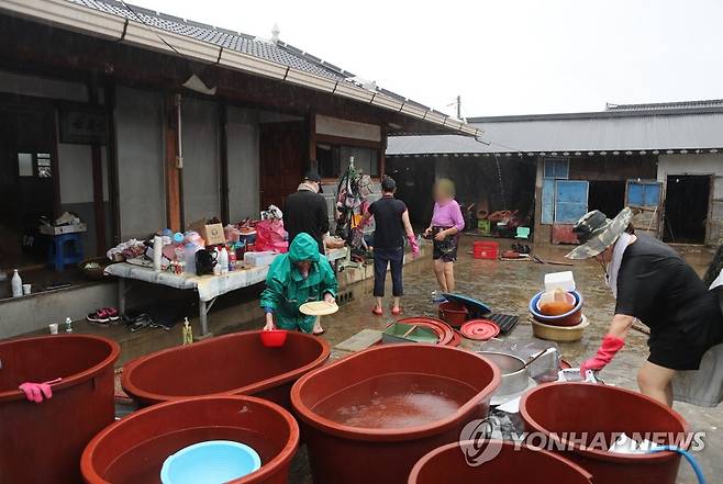 수돗물로 가재도구 씻는 남원 수재민 (남원=연합뉴스) 임채두 기자 = 장맛비에 이어 태풍 간접 영향으로 전북에 비가 내리고 있는 10일 오전 남원시 금지면 상귀마을에서 수재민들이 진흙투성이인 식기를 수돗물로 씻고 있다. 2020.8.10 doo@yna.co.kr