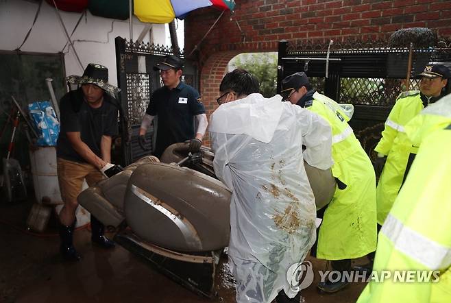 수해 복구 돕는 경찰 (남원=연합뉴스) 임채두 기자 = 장맛비에 이어 태풍 간접 영향으로 전북에 비가 내리고 있는 10일 오전 남원시 금지면 상귀마을에서 경찰이 수재민 주택에서 피해 복구를 돕고 있다. 2020.8.10 doo@yna.co.kr