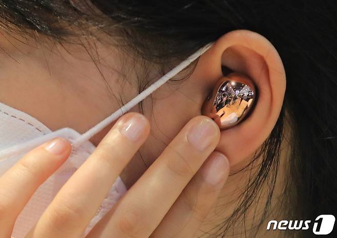 삼성전자가 지난 5일 공개한 무선이어폰 갤럭시버즈 라이브(갤버즈 라이브)의 착용감을 위해 실리콘 '스킨 캡'을 제공할 전망이다. 2020.8.6/뉴스1 © News1 구윤성 기자