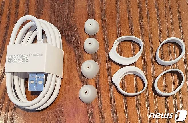 삼성전자 갤럭시버즈+ 기본 제공품. 대·중·소 3가지 '실리콘 폼팁'과 2가지 '실리콘 스킨캡'이 기본 제공됐다. 2020.02.19. /뉴스1 © News1 김정현 기자