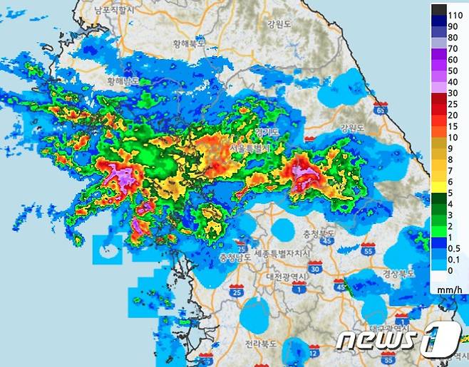 기상청 날씨누리 날씨영상 중 8일 오후 8시45분 우리나라 주변 레이더 합성영상(기상청 제공) © 뉴스1 황덕현 기자