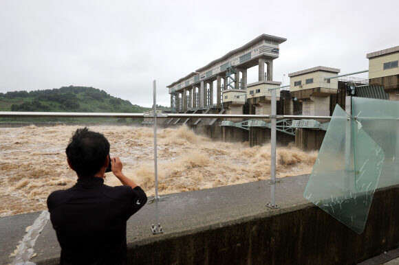 지난 6일 내린 집중호우로 경기 연천군 임진강 군남댐에서 물이 방류되고 있다. 연합뉴스