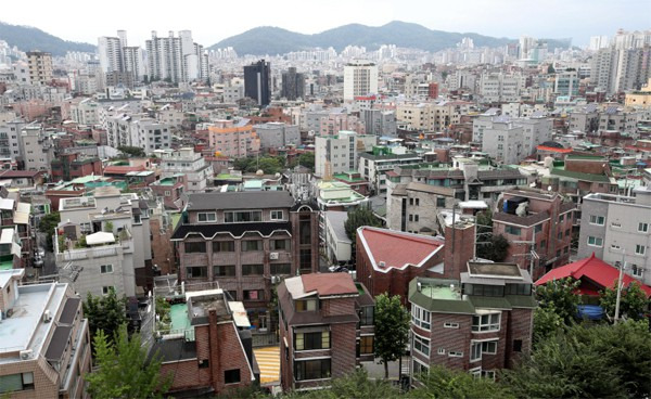 정부가 종합부동산세 등 주택 보유세를 크게 높인 가운데 매매가 원활하지 않은 빌라 소유자들이 꼼짝없이 세금 폭탄을 맞을 위기에 처했다. 사진은 서울 은평구 녹번동 일대 빌라단지 전경.  [한주형 기자]