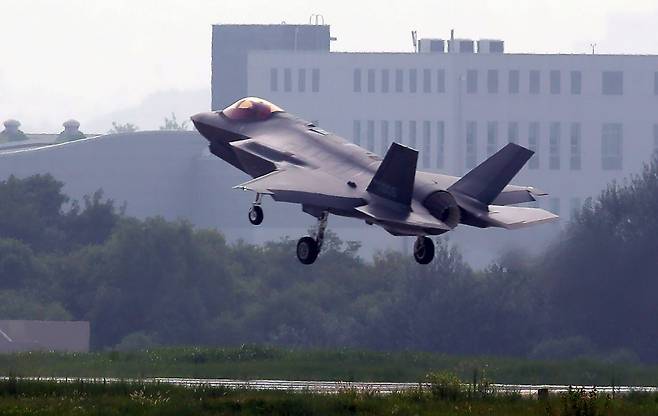 22일 오후 청주 공군기지에서 스텔스 전투기 F-35A가 비행을 마친 뒤 착륙하고 있다. 이날 비행을 한 006호기는 지난 3월 29일 한국에 도착했다. 2019.8.22 연합뉴스