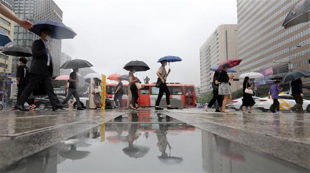 태풍 장미 북상 ‘우산은 필수’ - 전국에 비가 예보된 10일 오전 서울 세종대로 광화문광장 인근에서 시민들이 우산을 쓰고 발걸음을 재촉하고 있다. 기상청은 이날 필리핀 동쪽해상에서 북상하는 제5호 태풍 ‘장미’의 영향을 받아 전국에 비가 오겠다고 예보했다. 2020.8.10 뉴스1
