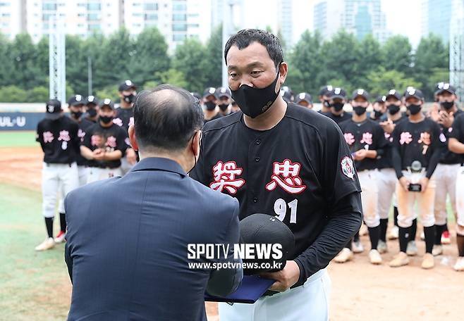 ▲ 감독상을 받은 장충고 송민수 감독 ⓒ 목동, 한희재 기자