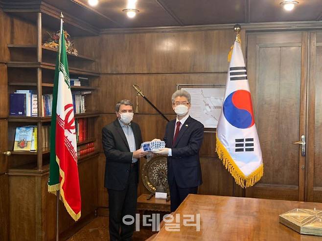 유정현 주이란 한국대사가 17일(현지시간) 이란에 코로나19 검사 도구를 100만 달러(약 12억3000만원) 규모로 지원하며 기념촬영하고 있다. [주이란 한국대사관 제공]