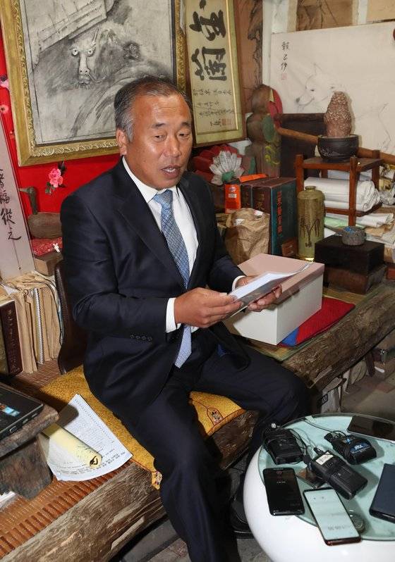 배익기씨가 자신이 운영하는 골동품점에서 훈민정음 해례본 상주본에 대한 설명을 하고 있다. [연합뉴스]