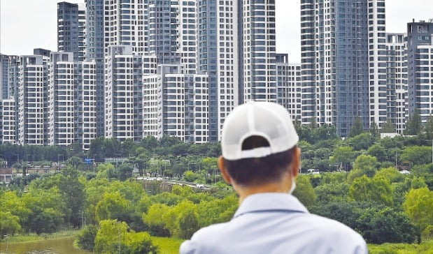 이달부터 ‘임대차 3법’이 시행된 후 서울 부동산시장에서는 전세는 물론 매매 거래도 끊겼다. 한 시민이 서울 동작대교에서 강남 한강변 아파트 단지를 바라보고 있다.  김범준 기자 bjk07@hankyung.com