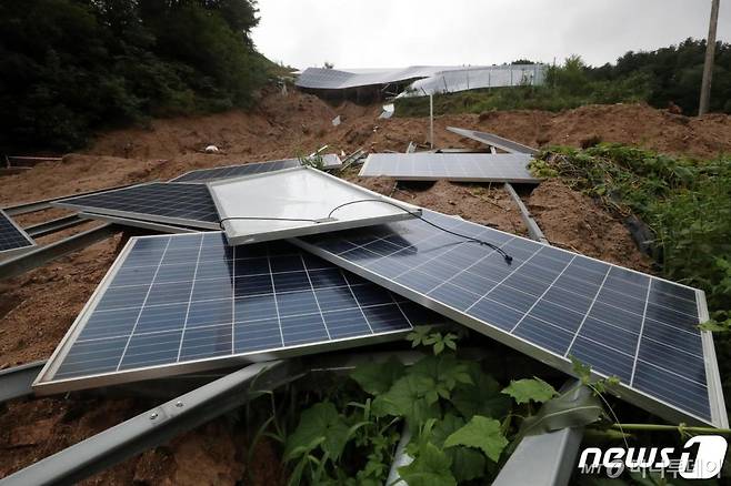 (제천=뉴스1) 박세연 기자 = 11일 오후 충북 제천시 대랑동의 한 태양광 발전시설이 집중호우로 인한 산사태 피해로 붕괴돼 있다. 2020.8.11/뉴스1