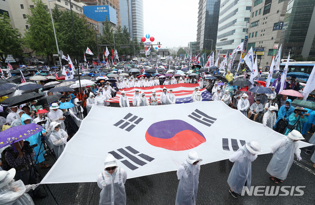 [서울=뉴시스]이윤청 기자 = 지난해 8월 15일 보수단체들이 서울역-숭례문 방면 도로에서 집회를 열고 있다. 2019.08.15. radiohead@newsis.com