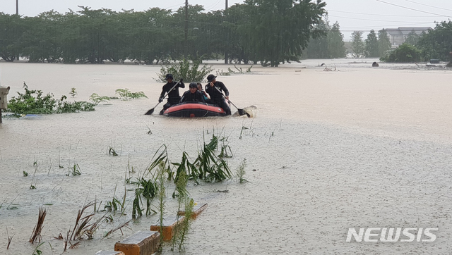 최대 강수량 500㎜의 기록적인 폭우가 이틀째 이어진 8일 오후 전남 구례군 문척면 일대