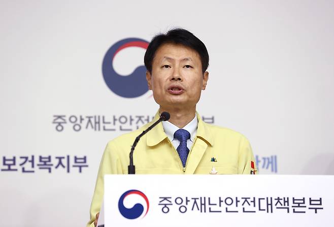 5일 정부세종청사 보건복지부에서 김강립 중앙재난안전대책본부 1총괄조정관(보건복지부 차관)이 코로나19 대응 현황 관련 정부 입장을 발표하고 있다. 2020.8.5 연합뉴스