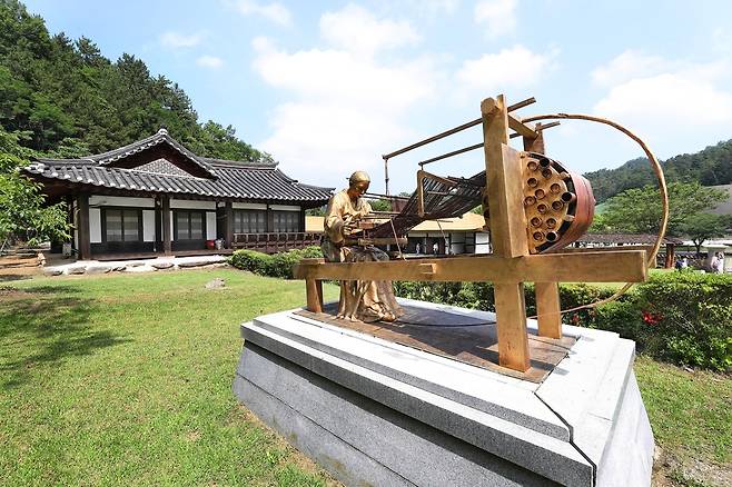 한산모시관에 있는 모시 베틀 청동상 [사진/조보희 기자]