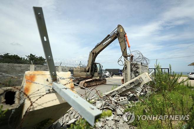 철거되는 포항 화진훈련장 철조망 (포항=연합뉴스) 김현태 기자 = 12일 오후 경북 포항 북구 송라면에 위치한 육군 50사단의 화진훈련장에서 군 소속 중장비가 훈련장의 일반인 개방을 위한 철조망 철거작업을 하고 있다. 2020.8.12 mtkht@yna.co.kr