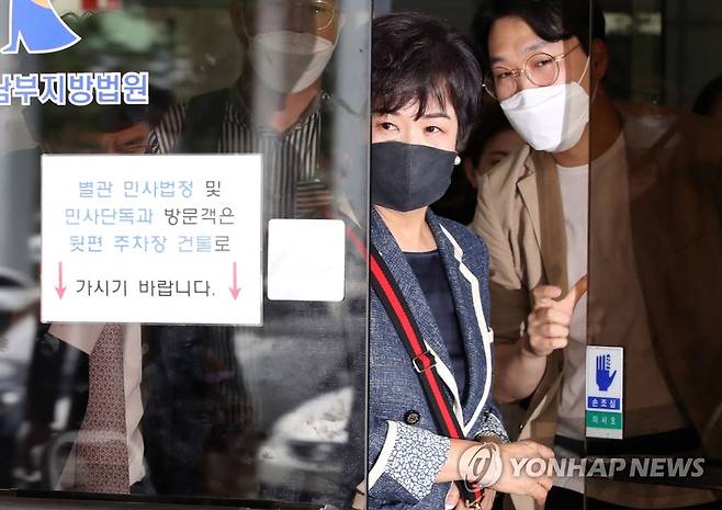 선고공판 마친 손혜원 전 의원 (서울=연합뉴스) 신준희 기자 = 목포의 '도시재생 사업 계획'을 미리 파악한 뒤 차명으로 부동산을 매입한 혐의로 재판을 받아 온 손혜원 전 의원이 12일 남부지법에서 열리는 1심 선고 공판을 마친 뒤 법원 청사를 나서고 있다.       법원은 손 전 의원에게 징역 1년 6개월을 선고했다. 2020.8.12 hama@yna.co.kr