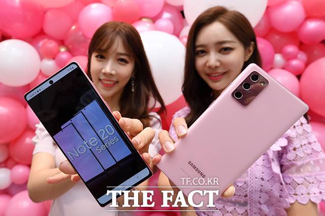 갤럭시노트20 미스틱 핑크 모델 출시기념 '핑크 미 업' 행사가 13일 오전 서울 종로구 LG유플러스 종각 직영점에서 열린 가운데 모델들이 갤럭시노트20 미스틱 핑크를 선보이고 있다. /남용희 기자