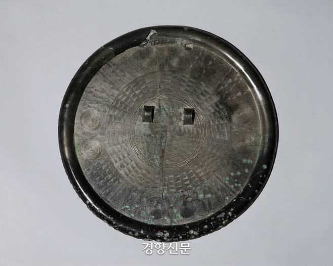 국보 141호 정문경. 지금까지는 다뉴세문경으로 알려져 왔다. 기원전 3~2세기 무렵 최절정기에 제작된 청동거울이다. 고대 청동기 제작에서 황금비율로 여겨지는 구리 대 주석 비율(67대 33)에 가장 근접한 66대34를 기록했다. 황금비율에 속하는 유일무이한 거울이다. |숭실대 기독교박물관 제공