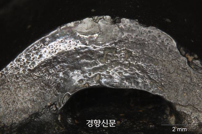 국보 141호 정문경의 고리에서 보이는 마모흔적. 청동거울을 실제로 사람이 끈을 고리에 걸고 다녔다는 이야기가 된다. |박학수의 논문에서