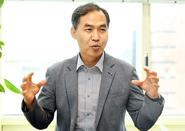 김진유 경기대 교수는 “임대차 3법의 시행 순서가 거꾸로 됐다”며 아쉬워했다. 지난 7월 31일부터 시행된 계약갱신청구권제와 전월세상한제보다 전월세신고제를 먼저 시행해 데이터를 축적하고 시뮬레이션했더라면 임대차시장의 혼란을 제어할 수 있었으리라는 지적이다. 전월세신고제는 내년 6월 시행된다. 최현규 기자