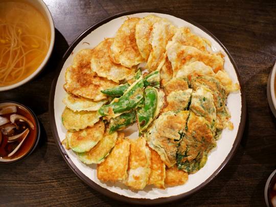 망원동 ‘나들목 빈대떡’ 집의 모둠전.