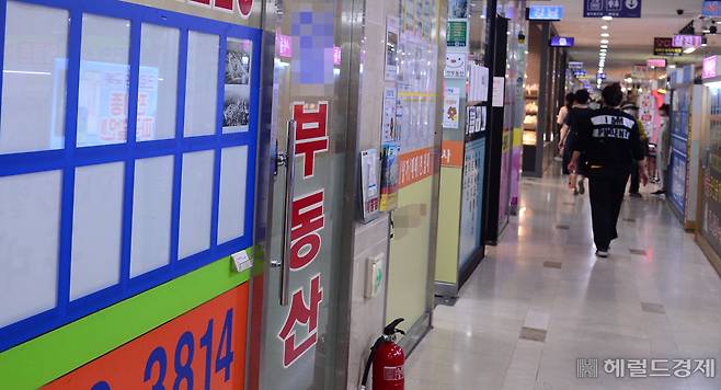 임대차법의 전격 시행으로 전셋값 폭등 및 전세 품귀 현상이 광범위하게 나타나고 있는 가운데 서울 송파구의 한 상가 부동산중개업소의 매물 정보란이 비어있다. [이상섭 기자]