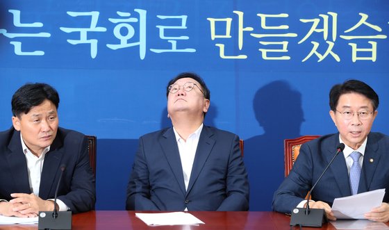 더불어민주당 김태년 원내대표(왼쪽 두 번째)가 6일 오전 서울 여의도 국회에서 열린 정책조정회의에서 조정식 정책위의장이 발언하는 동안 천정을 바라보고 있다. 오종택 기자