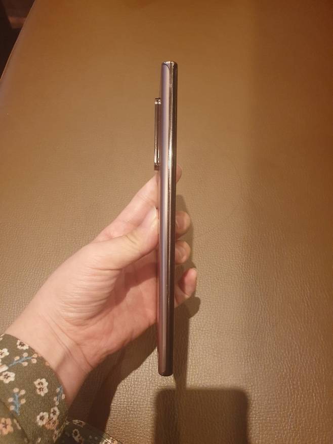 ▲ 옆에서 보면 튀어나온 카메라가 보인다. /사진=구현화 기자&nbsp;