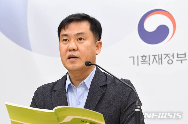 [서울=뉴시스] 김영훈 기획재정부 경제분석과장이 14일 정부세종청사에서 '2020년 8월 최근 경제 동향' 관련 주요 내용을 발표하고 있다. (사진=기획재정부 제공) 2020.08.14. photo@newsis.com