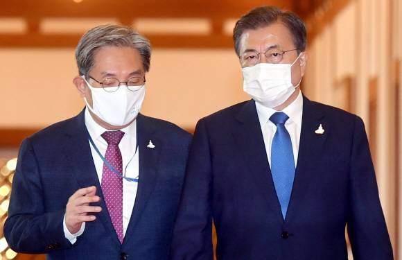 문재인 대통령과 노영민 비서실장이 7일 청와대에서 열린 윤종인 개인정보보호위원회 초대 위원장 임명장 수여식에 참석하고 있다. 2020.8.7 청와대사진기자단